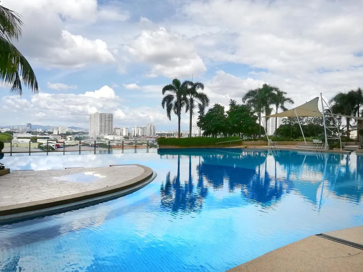 Subang City Residence, Spacious Home With Balcony, Walking Distance To Summit, 5Min To Sunway Subang Jaya Apartment