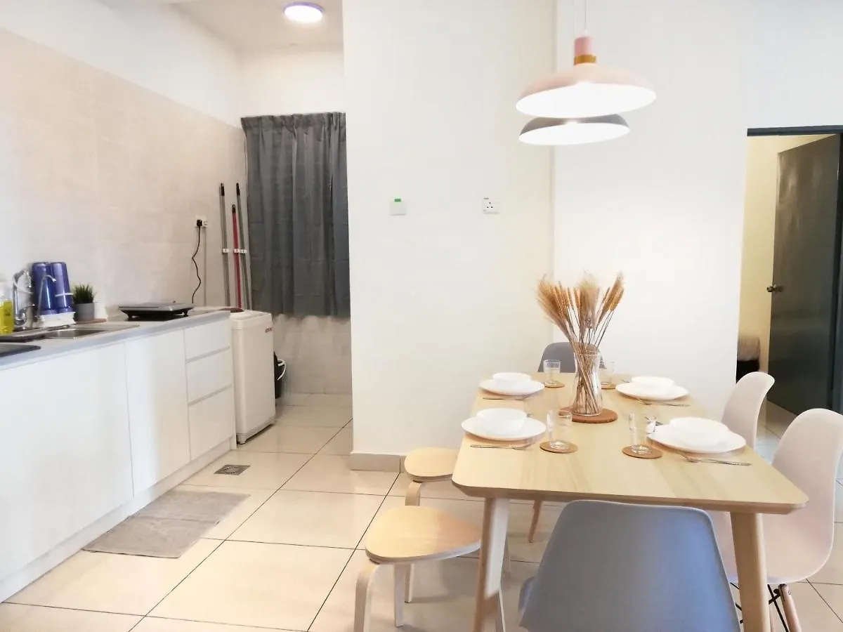 Subang City Residence, Spacious Home With Balcony, Walking Distance To Summit, 5Min To Sunway Subang Jaya Apartment